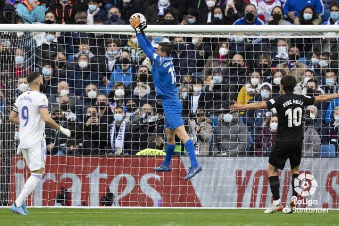 Édgar Badía agarra un balón en el Real Madrid-Elche (Foto: LaLiga).