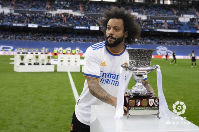 Marcelo levanta la Supercopa antes del Real Madrid-Elche (Foto: LaLiga).