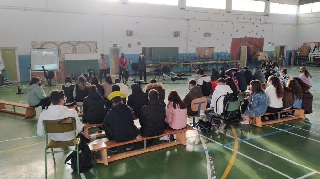 La Federación Andaluza de Remo ha retomado el programa ‘El remo en clase’ en Barbate.