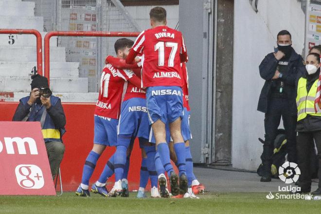 El Sporting celebra uno de los goles ante el Amorebieta (Foto: LaLiga).