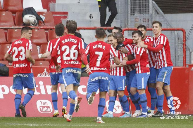 El Sporting celebra uno de los goles ante el Amorebieta (Foto: LaLiga).