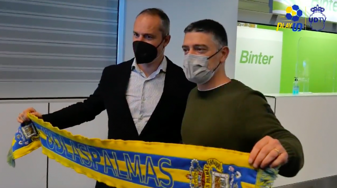 García Pimienta posa con una bufanda de la UD. Las Palmas.