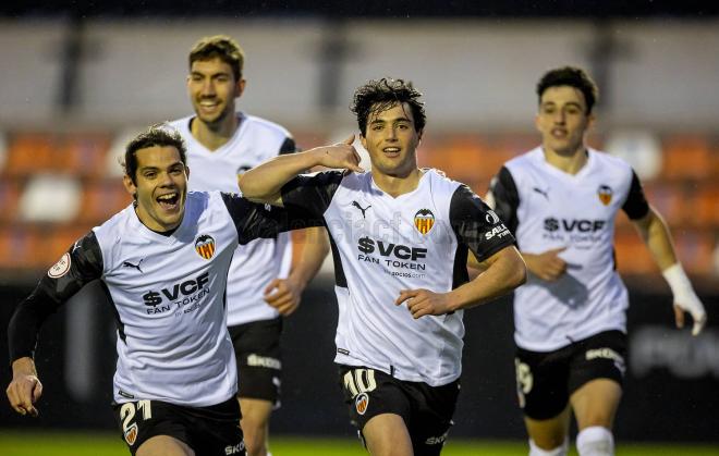 Pablo Gozálbez celebra un gol con el filial (Foto: Valencia CF).
