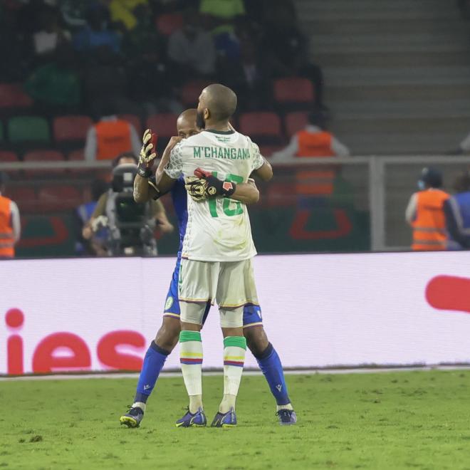 Un jugador de Comoras se abraza con el portero tras su gol ante Camerún.