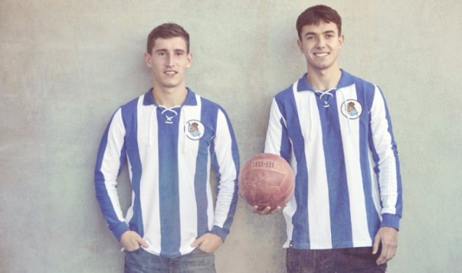 Aihen Muñoz y Zubimendi, con las camisetas 'retro' de la Real (Foto: Real Sociedad).