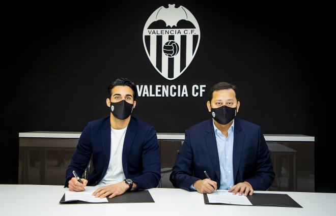 Comert firma su nuevo contrato. (Foto: Valencia CF)