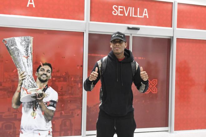 Martial, a su llegada a Sevilla (Foto: Kiko Hurtado)