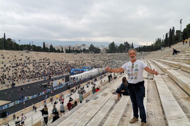 Gonzalo Arroita, autor del artículo, posa en el Estadio Marathon de Atenas.