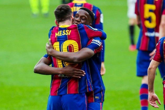Ilaix Moriba abrazando a Leo Messi tras su primer gol en LaLiga,