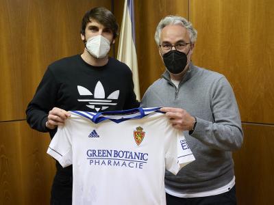 Eugeni Valderrama posa con Miguel Torrecilla y la camiseta del Real Zaragoza (Foto: Tino Gil/RZ).