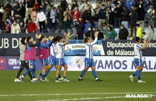 Las jugadoras del Málaga aplauden a la afición tras caer en Copa ante el Rayo (Foto: MCFF).