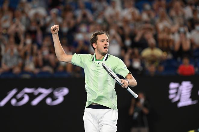 Medvedev celebra su victoria ante Auger-Aliassime en los cuartos de final del Abierto de Australia