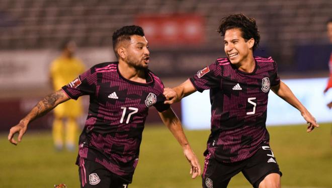 Tecatito y Lainez celebran un gol de México.