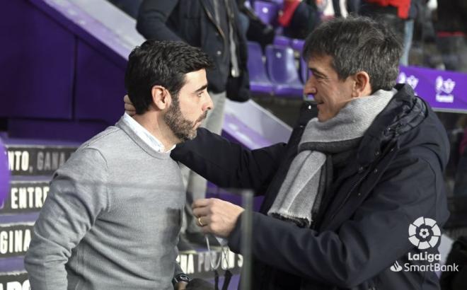 Gallego y Pacheta se saludan antes del Valladolid-Sporting (Foto: LaLiga).