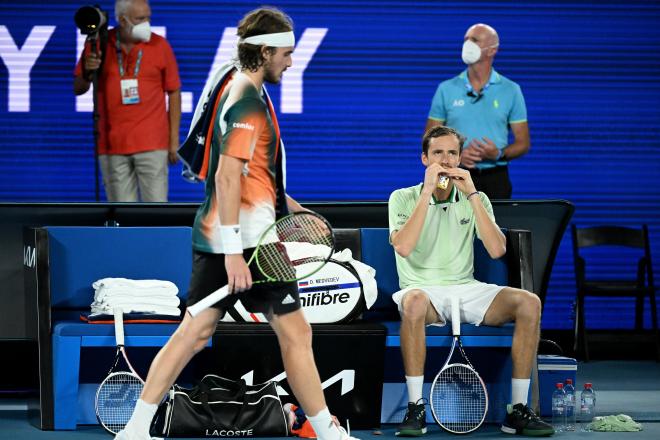 Medvedev y Tsitsipas, en la semifinal del Open de Australia (Foto: EFE).