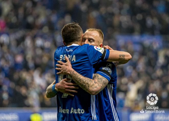 Borja Bastón y Pierre Cornud celebran un gol durante el Real Oviedo-Almería en el Carlos Tartiere