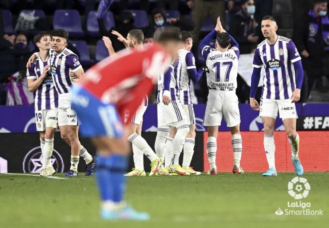 Los jugadores del Real Valladolid, tras el gol al Sporting de Gijón (Foto: LaLiga).