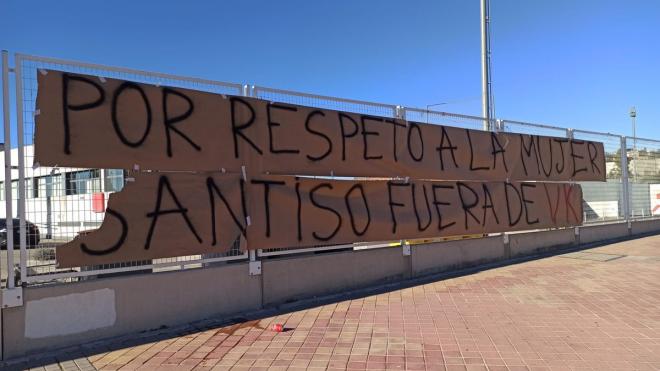 Pancarta contra Carlos Santiso en Vallecas.