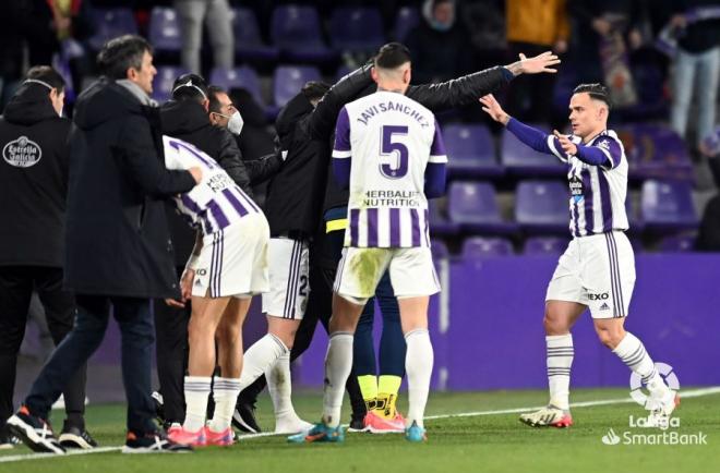 Roque celebra el gol con los suplentes.