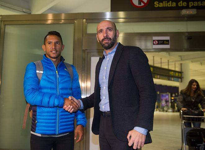 Walter Montoya, junto a Monchi, a su llegada a Sevilla (Foto: Kiko Hurtado).