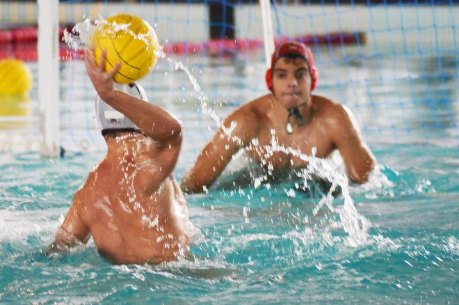 Un lance del partido del Waterpolo Málaga ante el Dos Hermanas.