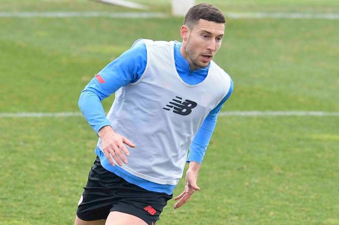 El carrilero alavés Óscar De Marcos entrenándose con un peto en Lezama (Foto: Athletic Club).