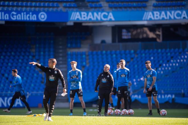 Borja Jiménez dando instrucciones a los jugadores del Deportivo (Foto: RCD).