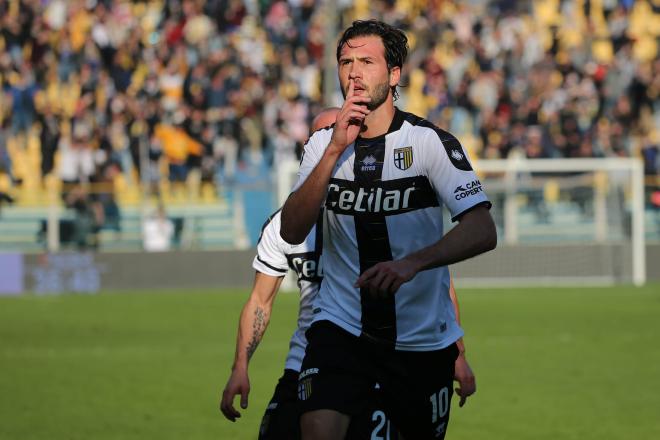 Franco Vázquez celebra su gol de falta ante el Crotone (Foto: Cordon Press).