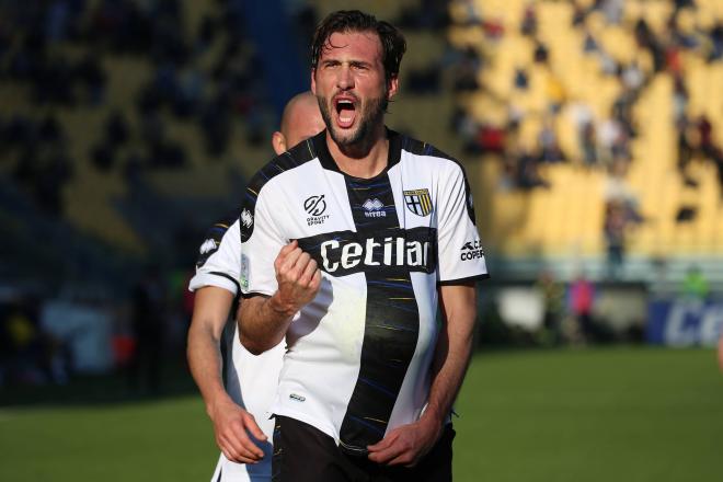 Franco Vázquez celebra su gol de falta ante el Crotone (Foto: Cordon Press).