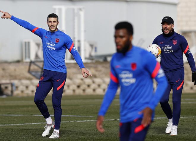 Simeone dando órdenes junto a Mario Hermoso (Foto: ATM).