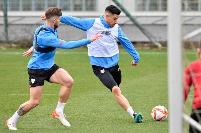 Yuri Berchiche trata de chutar ante la oposición de Yeray Álvarez en Lezama (Foto: Athletic Club).