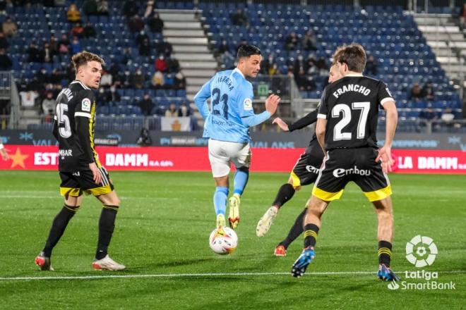 Francho y Chavarría presionan a un rival (Foto: LaLiga).