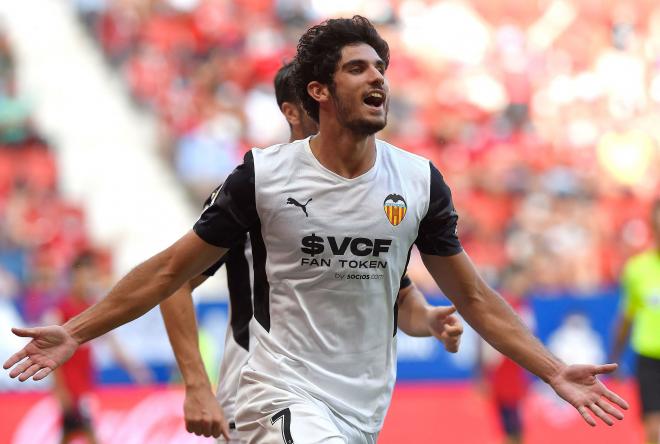 Guedes celebra un gol en el Osasuna-Valencia.