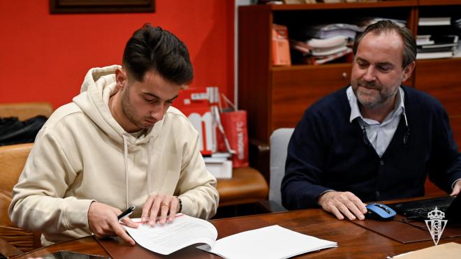 Jony firma su nuevo contrato con el Sporting (Foto: RSG).