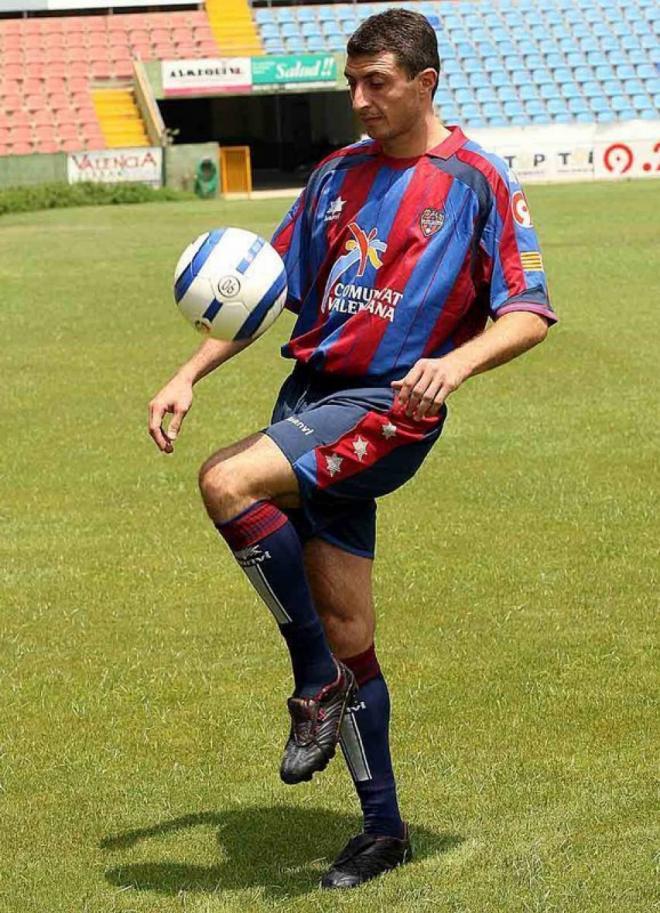 Shota Arveladze durante su presentación como jugador del Levante UD.