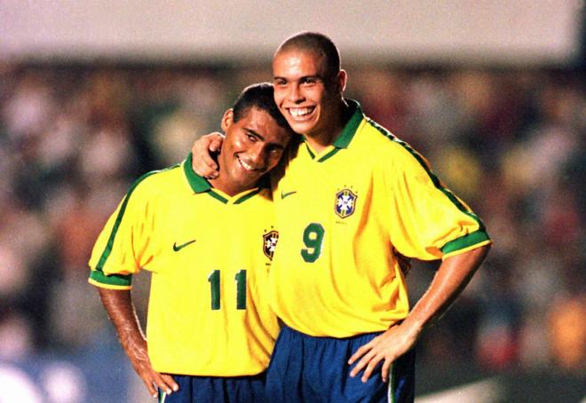Romario y Ronaldo, abrazados durante un partido.