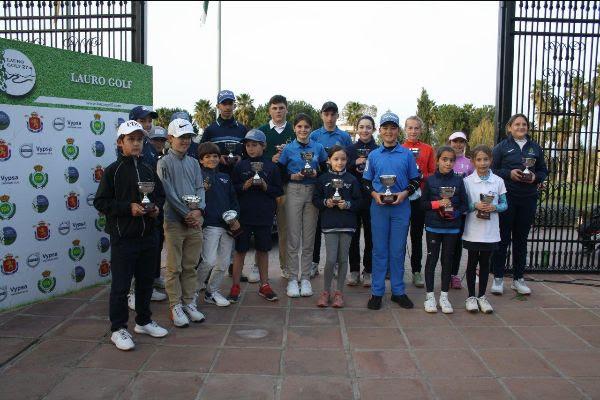 Los jóvenes golfistas, en Lauro Golf.