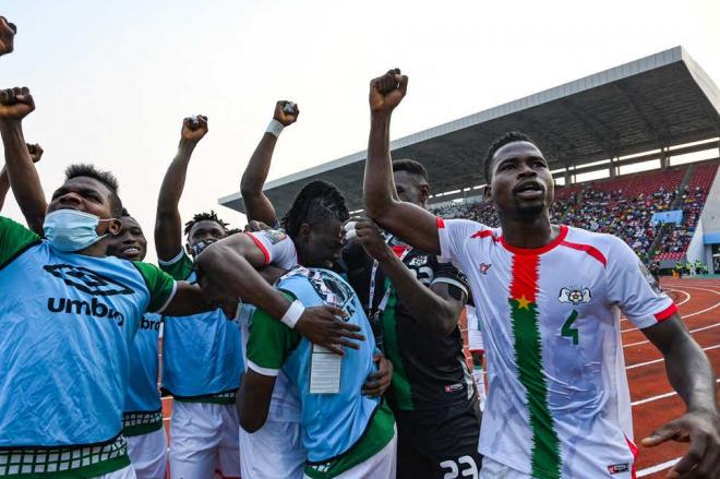 Los jugadores de Burkina Faso celebran una victoria (Foto: CAN).