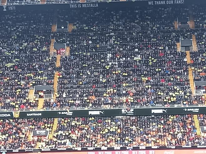 La afición del Valencia levanta los carteles amarillos de 