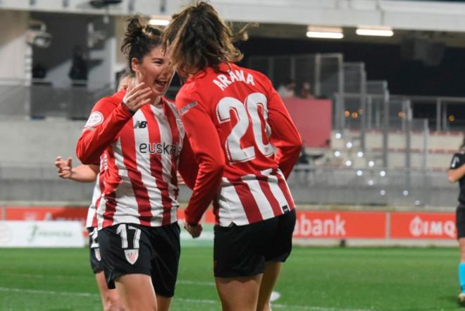 Lucía García y Paula Arana se felicitan ante el Eibar en Lezama (Foto: Athletic Club).
