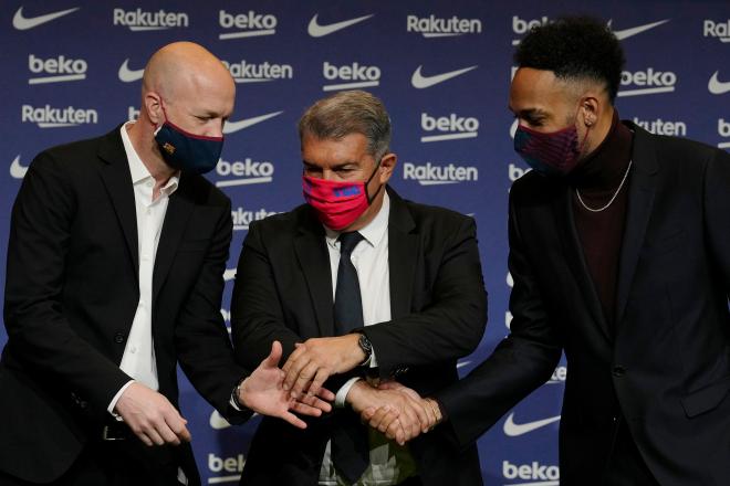 Cruyff, Laporta y Aubameyang, saludándose durante la presentación (Foto: EFE)