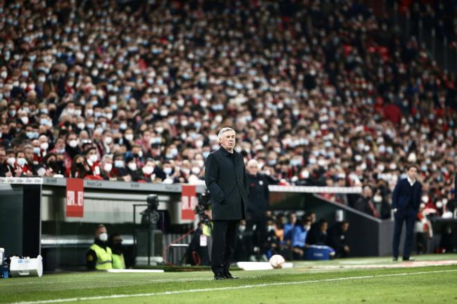 Carlo Ancelotti en la banda del Nuevo San Mamés (Foto: Cordon Press).
