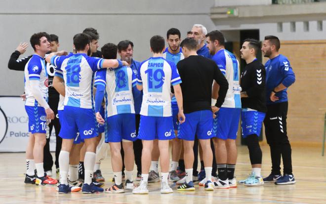 El Trops, en un tiempo muerto ante el Sarrià (Foto: Emilio Duarte).