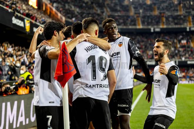 El equipo celebra el gol de la victoria en el Valencia - Cádiz (Foto: Valencia CF).