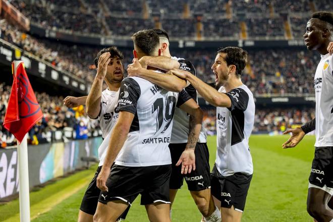 Guillamón celebra el gol de Hugo Duro en el Valencia - Cádiz (Foto: Valencia CF).