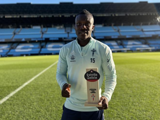 Joseph Aidoo con su premio a mejor jugador de enero (Foto: RC Celta).