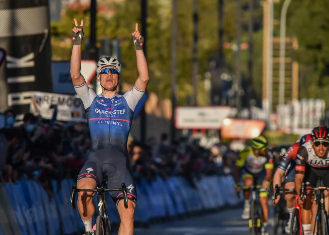 Jakobsen vence al sprint en la meta de Torrent en la segunda etapa VCV