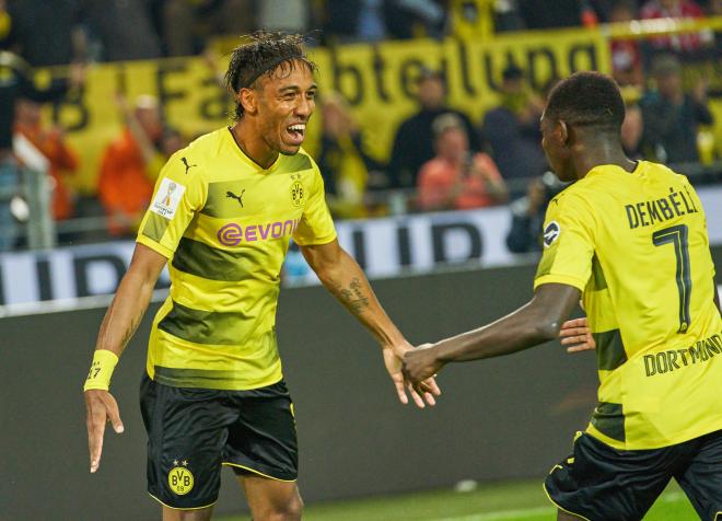 Pierre Aubameyang y Ousmane Dembélé celebran un gol en el Dortmund (Foto: Cordon Press).