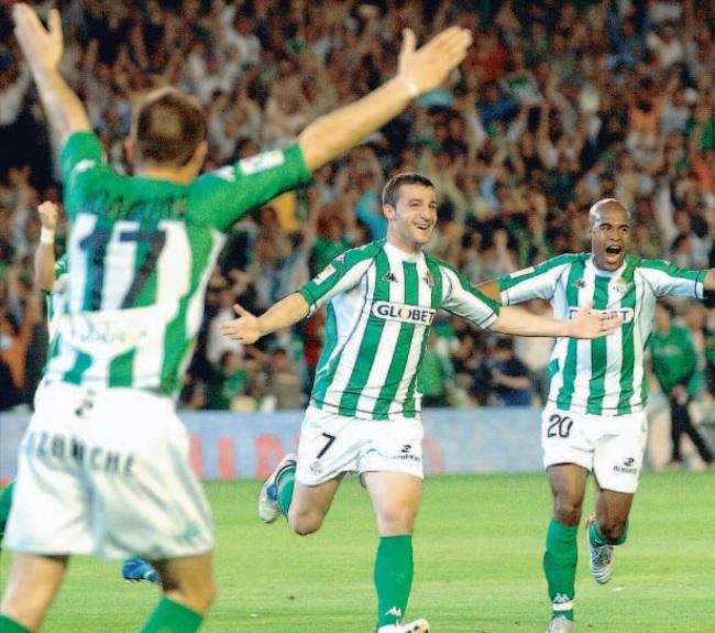 Varela, Joaquín y Assunção  celebrando un gol