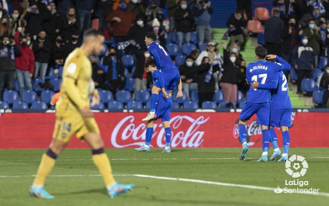 El Getafe celebra el segundo gol ante Rubén Vezo durante el Getafe-Levante en el Coliseum (Foto: L
